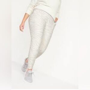 NWT Old Navy High Waisted Power Soft 7/8 Joggers in White Zebra Size Medium